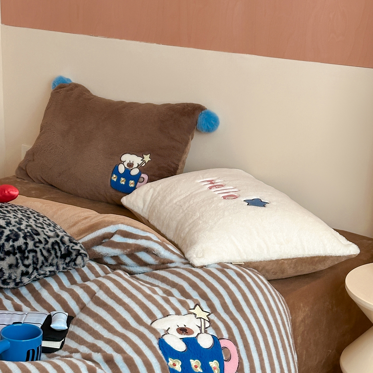 91家纺网 家纺一手货源 找家纺 桔子家纺 2025新款秋冬学院派兔兔绒牛奶绒系列四件套 茶杯小斗