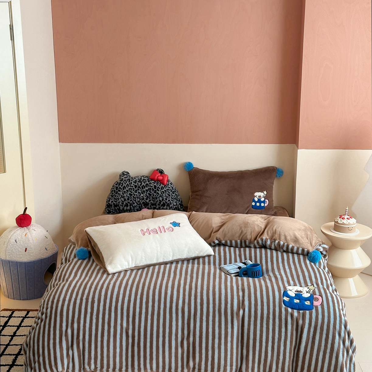 91家纺网 家纺一手货源 找家纺 桔子家纺 2025新款秋冬学院派兔兔绒牛奶绒系列四件套 茶杯小斗