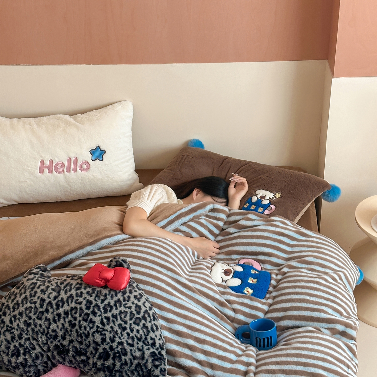 91家纺网 家纺一手货源 找家纺 桔子家纺 2025新款秋冬学院派兔兔绒牛奶绒系列四件套 茶杯小斗