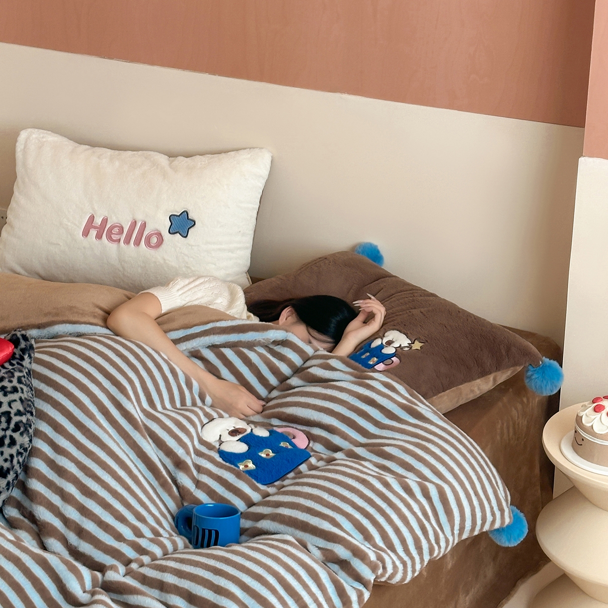 91家纺网 家纺一手货源 找家纺 桔子家纺 2025新款秋冬学院派兔兔绒牛奶绒系列四件套 茶杯小斗