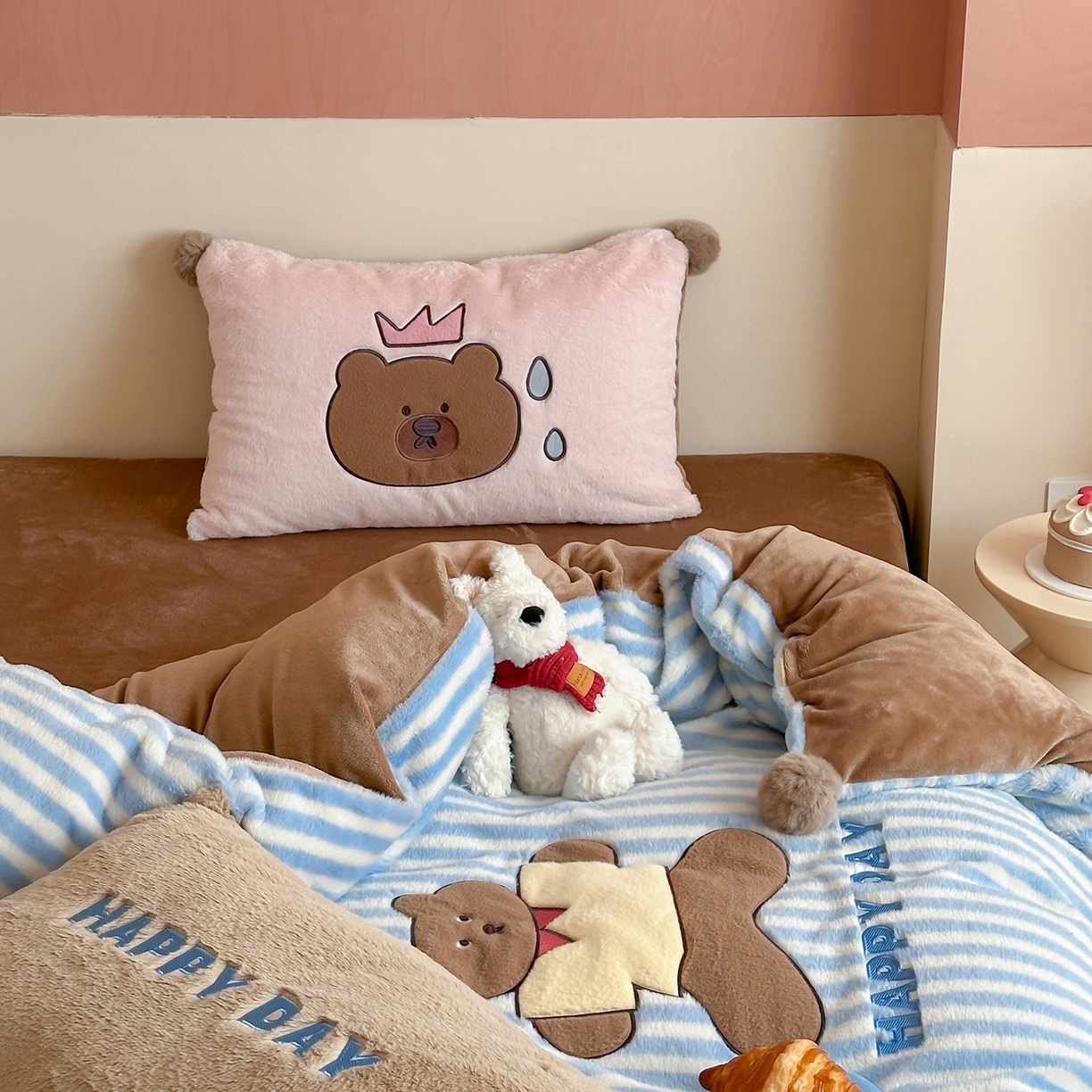 91家纺网 家纺一手货源 找家纺 桔子家纺 2025新款秋冬学院派兔兔绒牛奶绒系列四件套 happy小熊