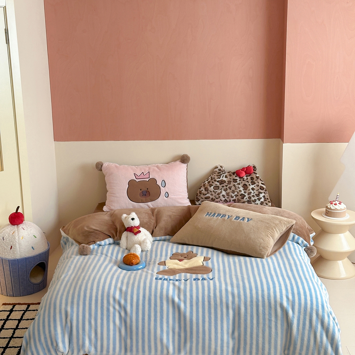 91家纺网 家纺一手货源 找家纺 桔子家纺 2025新款秋冬学院派兔兔绒牛奶绒系列四件套 happy小熊