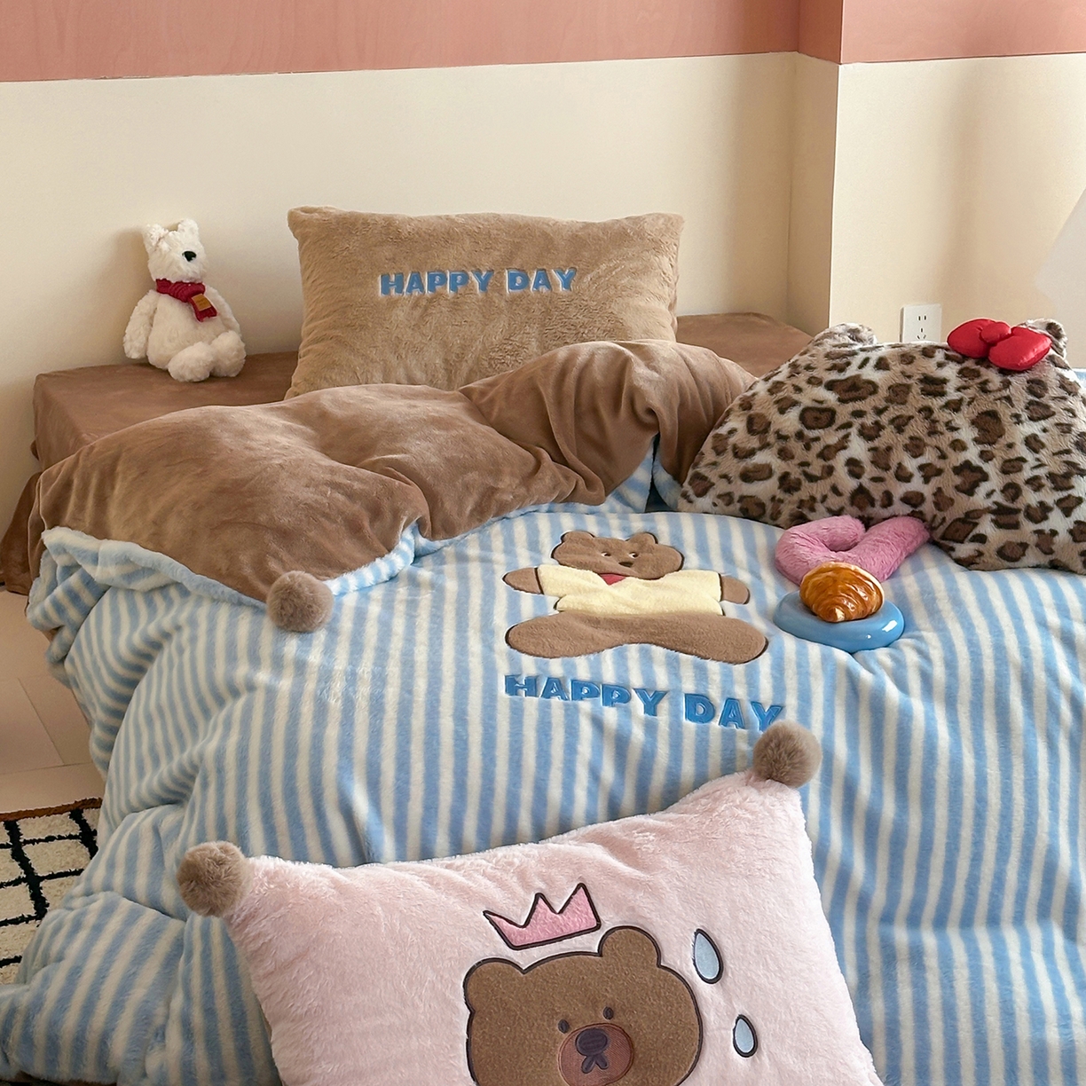 91家纺网 家纺一手货源 找家纺 桔子家纺 2025新款秋冬学院派兔兔绒牛奶绒系列四件套 happy小熊