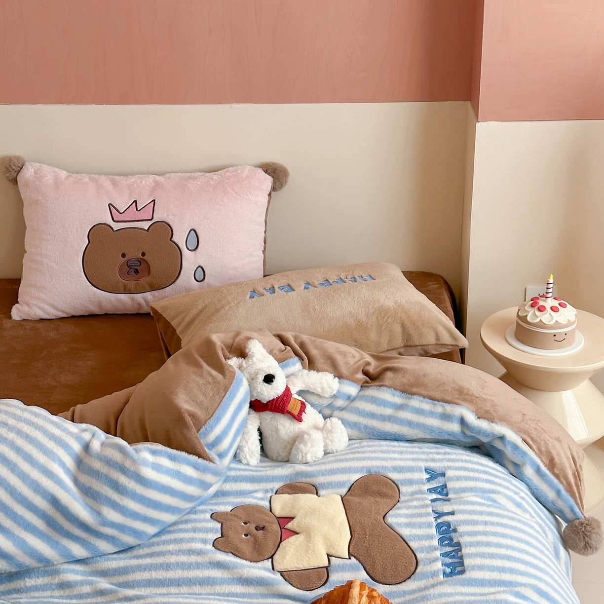 91家纺网 家纺一手货源 找家纺 桔子家纺 2025新款秋冬学院派兔兔绒牛奶绒系列四件套 happy小熊