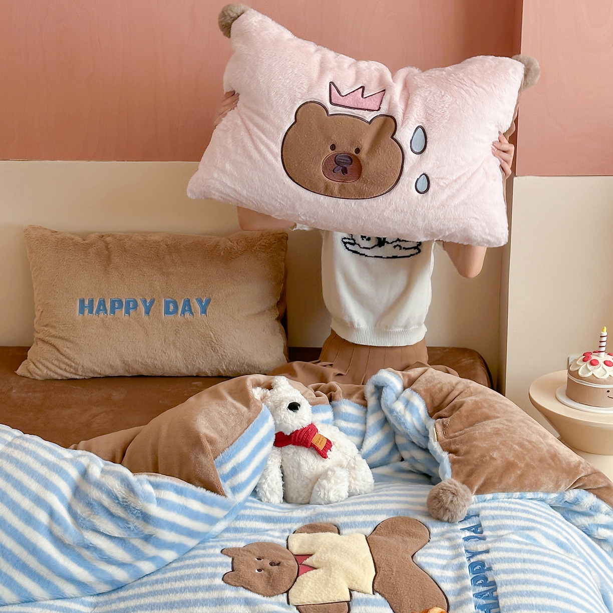 91家纺网 家纺一手货源 找家纺 桔子家纺 2025新款秋冬学院派兔兔绒牛奶绒系列四件套 happy小熊