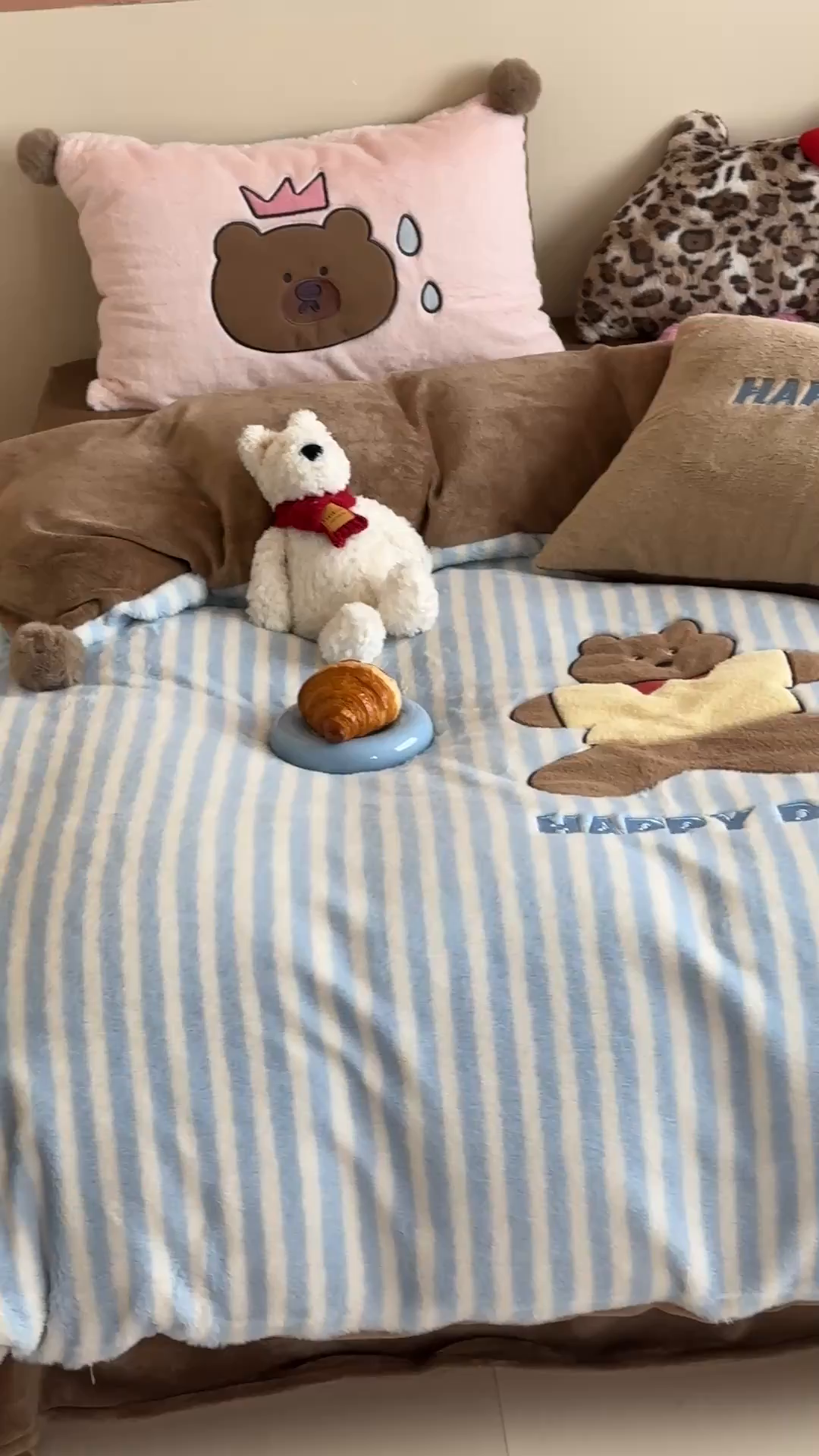 91家纺网 家纺一手货源 找家纺 桔子家纺 2025新款秋冬学院派兔兔绒牛奶绒系列四件套 happy小熊