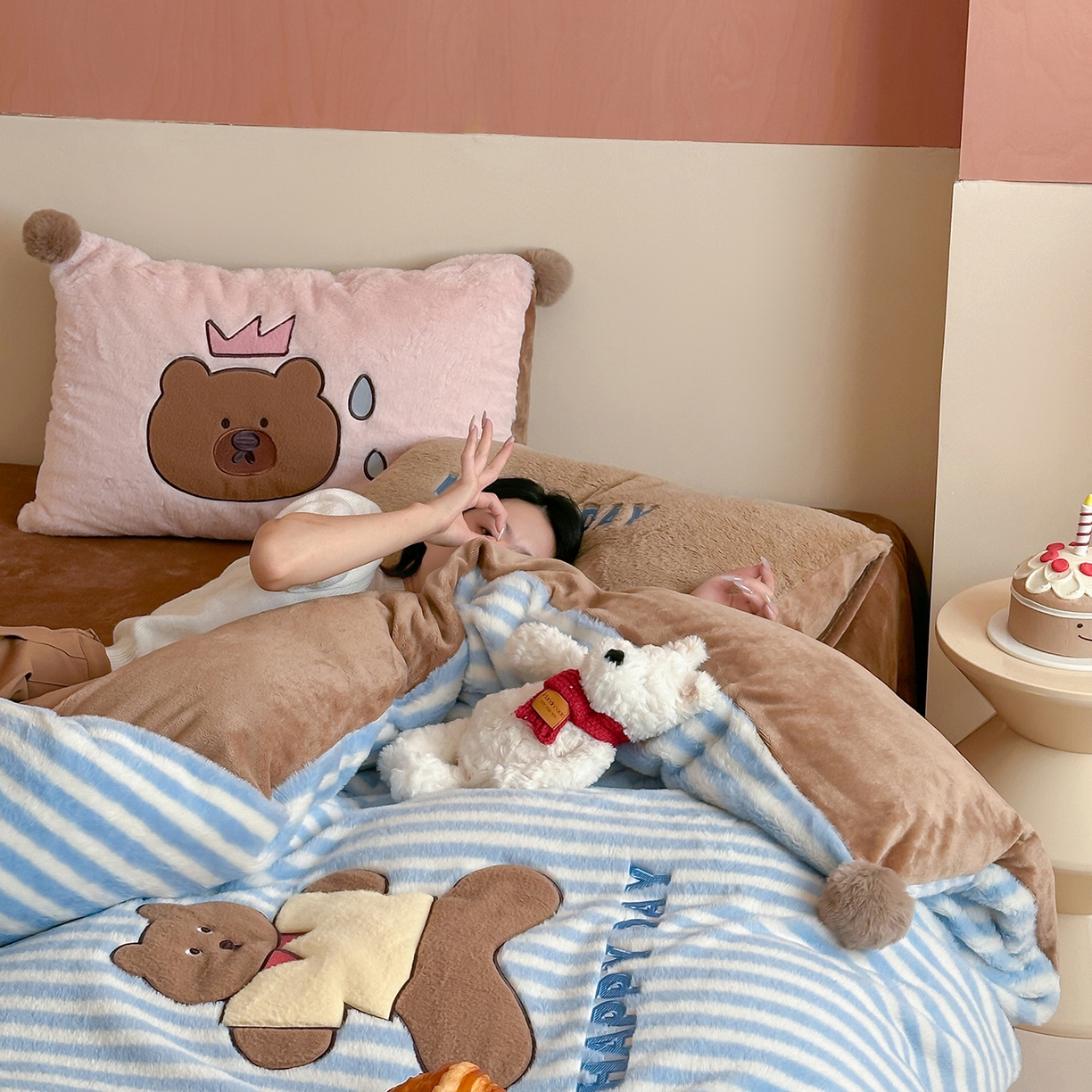 91家纺网 家纺一手货源 找家纺 桔子家纺 2025新款秋冬学院派兔兔绒牛奶绒系列四件套 happy小熊