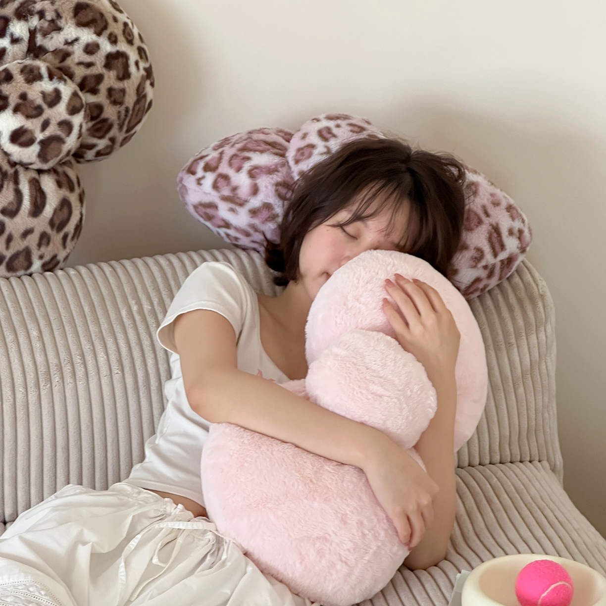 91家纺网 家纺一手货源 找家纺 桔子家纺 2025新款兔兔绒牛奶绒豹纹系列卡通绣花抱枕 蝴蝶结-粉bao