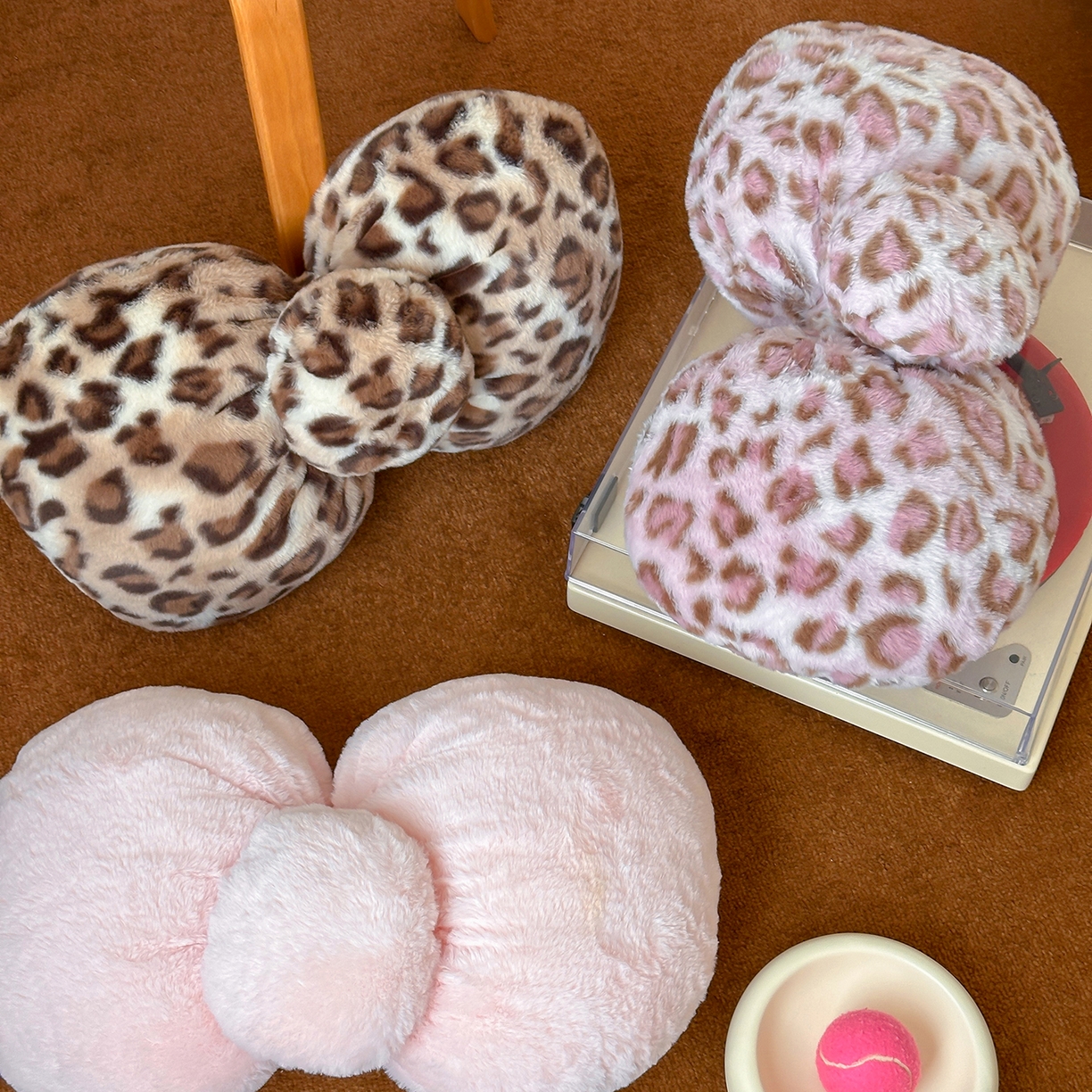 91家纺网 家纺一手货源 找家纺 桔子家纺 2025新款兔兔绒牛奶绒豹纹系列卡通绣花抱枕 蝴蝶结-粉bao