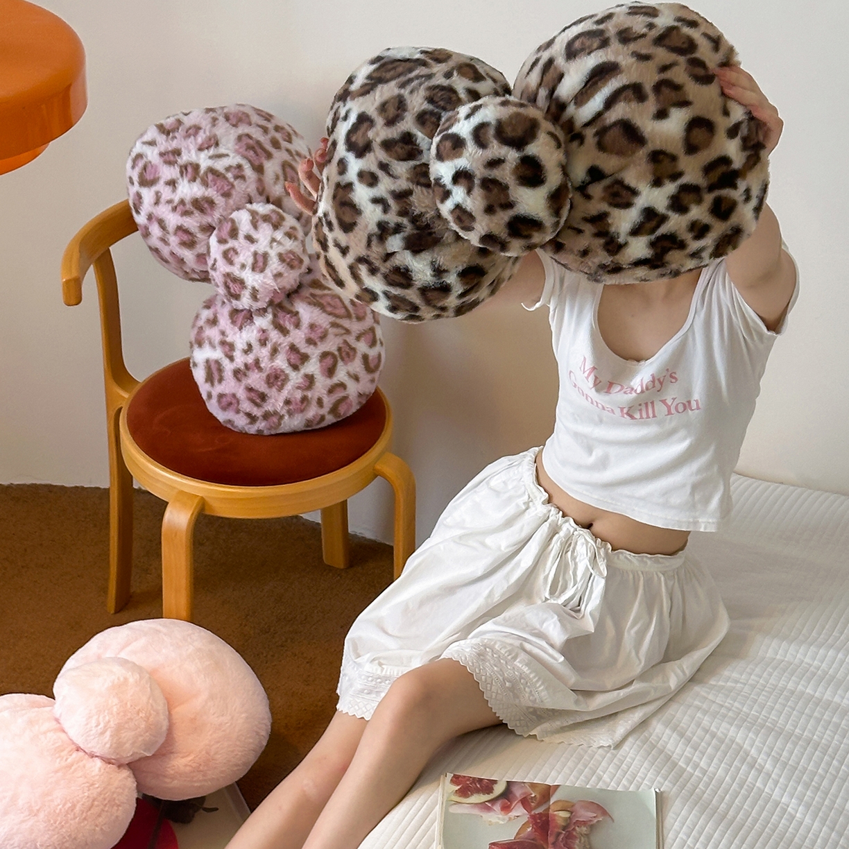 91家纺网 家纺一手货源 找家纺 桔子家纺 2025新款兔兔绒牛奶绒豹纹系列卡通绣花抱枕 蝴蝶结-黑bao