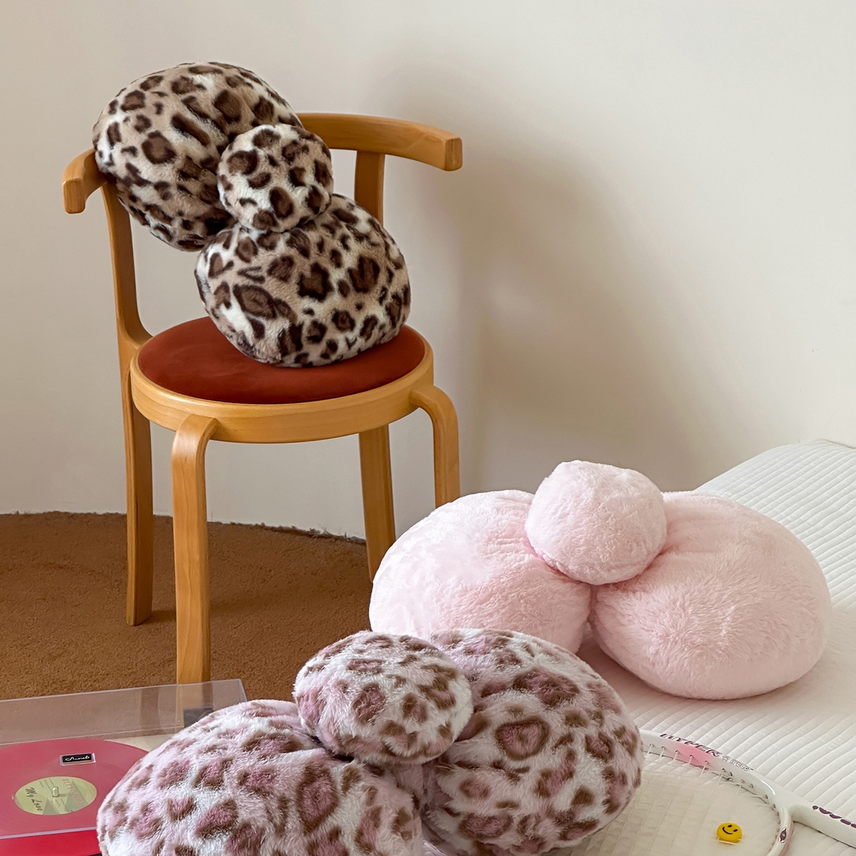 91家纺网 家纺一手货源 找家纺 桔子家纺 2025新款兔兔绒牛奶绒豹纹系列卡通绣花抱枕 蝴蝶结-粉皮