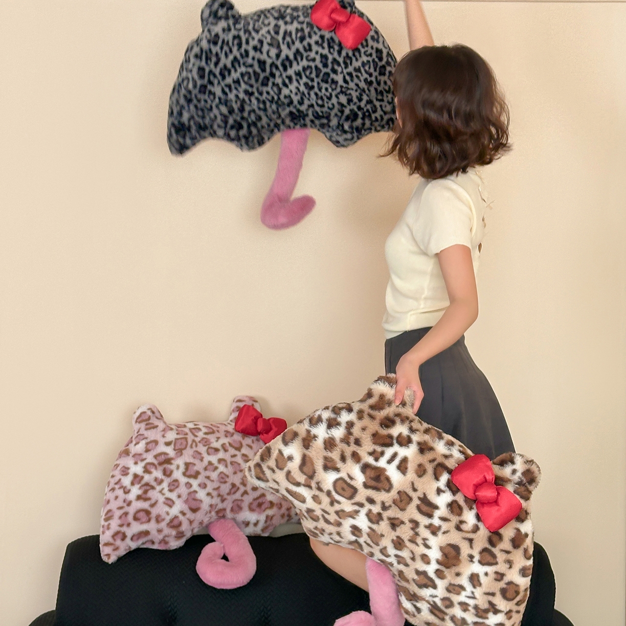 91家纺网 家纺一手货源 找家纺 桔子家纺 2025新款兔兔绒牛奶绒豹纹系列卡通绣花抱枕 豹纹猫咪伞-兔兔棕bao