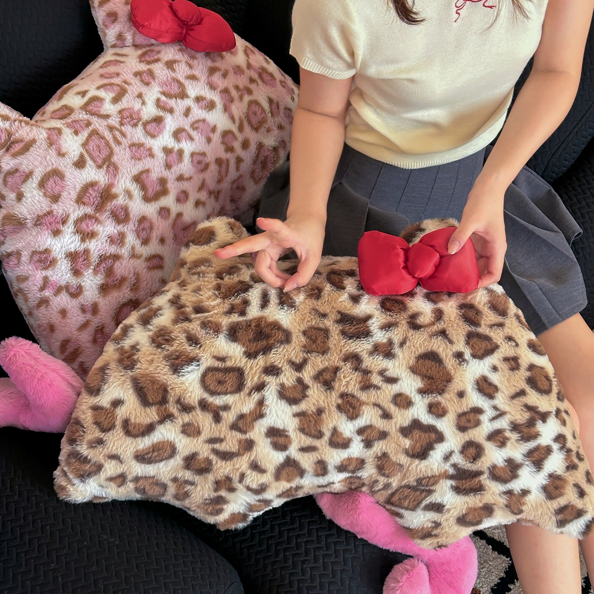 91家纺网 家纺一手货源 找家纺 桔子家纺 2025新款兔兔绒牛奶绒豹纹系列卡通绣花抱枕 豹纹猫咪伞-兔兔棕bao