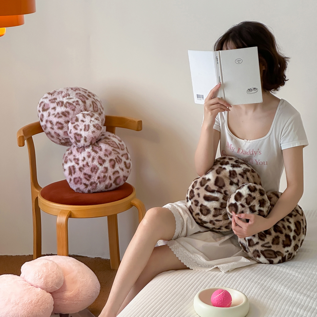 91家纺网 家纺一手货源 找家纺 桔子家纺 2025新款兔兔绒牛奶绒豹纹系列卡通绣花抱枕 蝴蝶结-粉bao