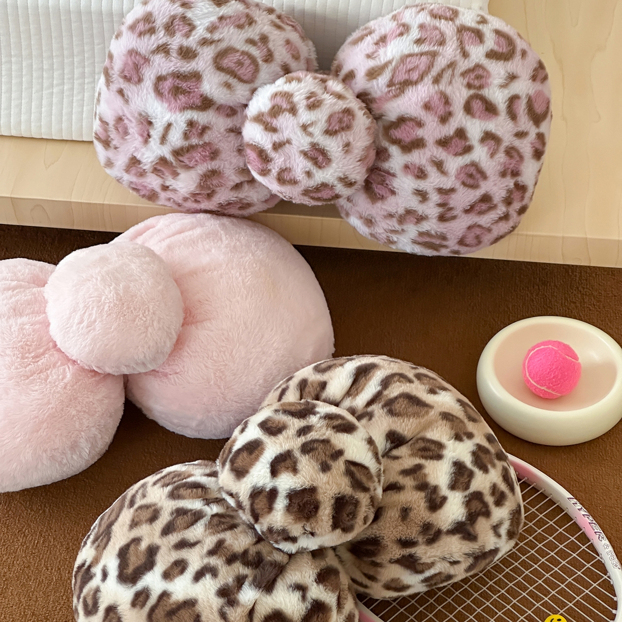 91家纺网 家纺一手货源 找家纺 桔子家纺 2025新款兔兔绒牛奶绒豹纹系列卡通绣花抱枕 蝴蝶结-黑bao