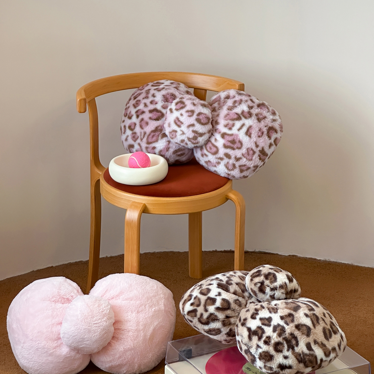 91家纺网 家纺一手货源 找家纺 桔子家纺 2025新款兔兔绒牛奶绒豹纹系列卡通绣花抱枕 蝴蝶结-黑bao