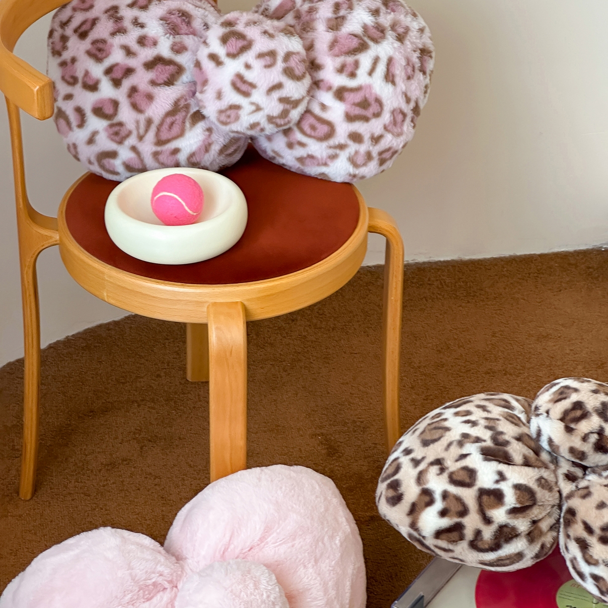 91家纺网 家纺一手货源 找家纺 桔子家纺 2025新款兔兔绒牛奶绒豹纹系列卡通绣花抱枕 蝴蝶结-粉皮