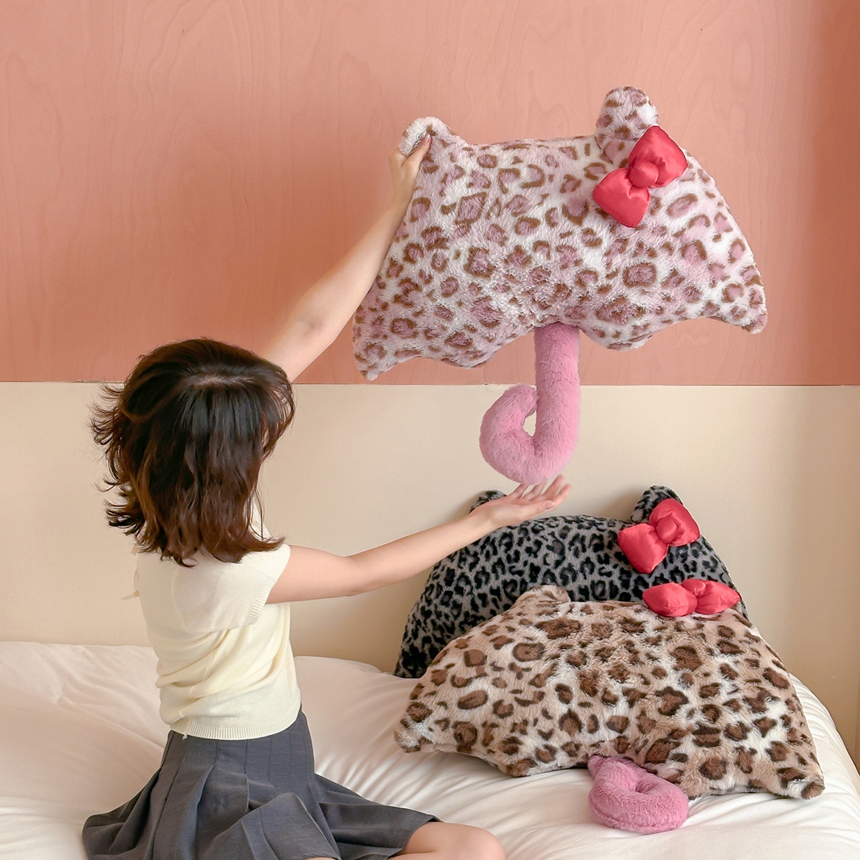 91家纺网 家纺一手货源 找家纺 （总）桔子家纺 2025新款兔兔绒牛奶绒豹纹系列卡通绣花抱枕