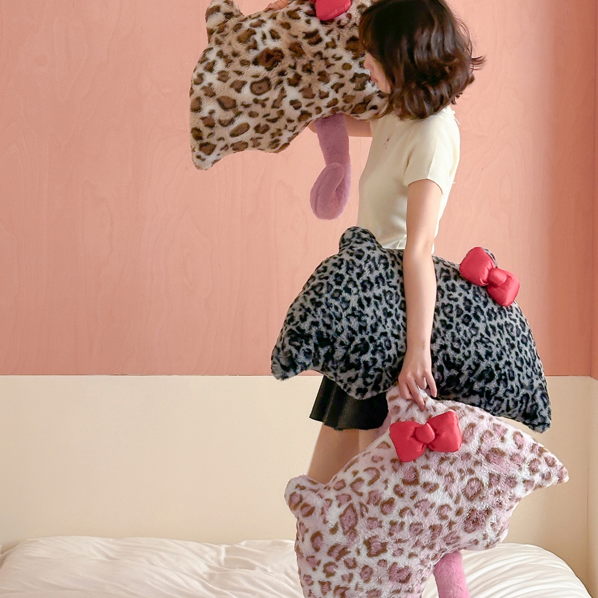 91家纺网 家纺一手货源 找家纺 桔子家纺 2025新款兔兔绒牛奶绒豹纹系列卡通绣花抱枕 豹纹猫咪伞-兔兔粉bao