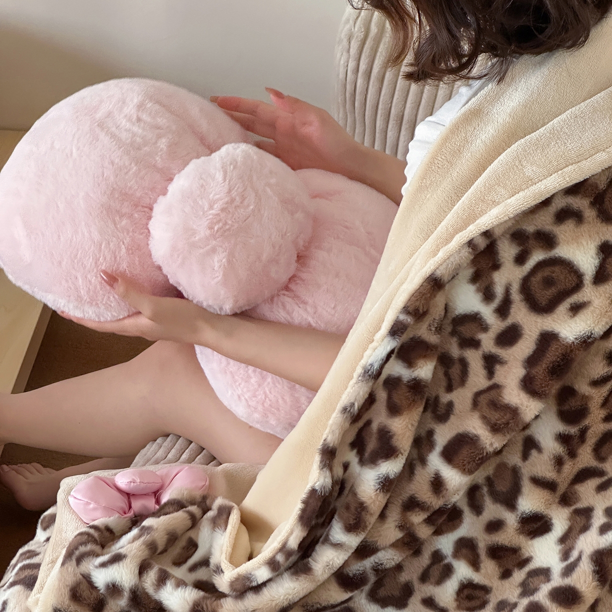 91家纺网 家纺一手货源 找家纺 桔子家纺 2025新款兔兔绒牛奶绒豹纹系列卡通绣花毯子 兔兔棕bao毯子