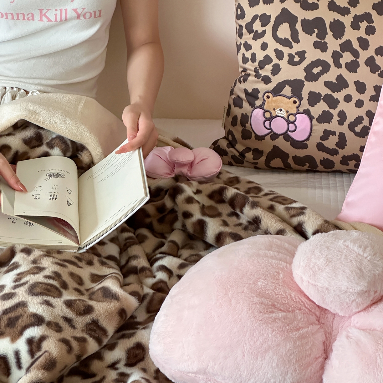 91家纺网 家纺一手货源 找家纺 桔子家纺 2025新款兔兔绒牛奶绒豹纹系列卡通绣花毯子 兔兔棕bao毯子