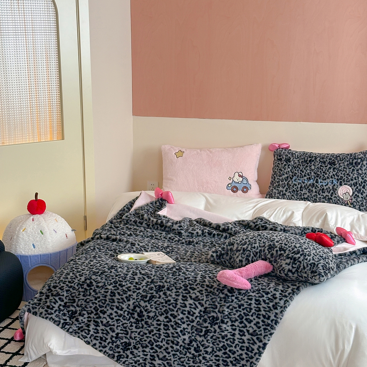 91家纺网 家纺一手货源 找家纺 桔子家纺 2025新款兔兔绒牛奶绒豹纹系列卡通绣花毯子 兔兔黑bao毯子