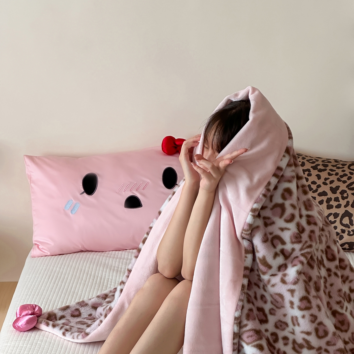 91家纺网 家纺一手货源 找家纺 桔子家纺 2025新款兔兔绒牛奶绒豹纹系列卡通绣花毯子 兔兔粉bao毯子