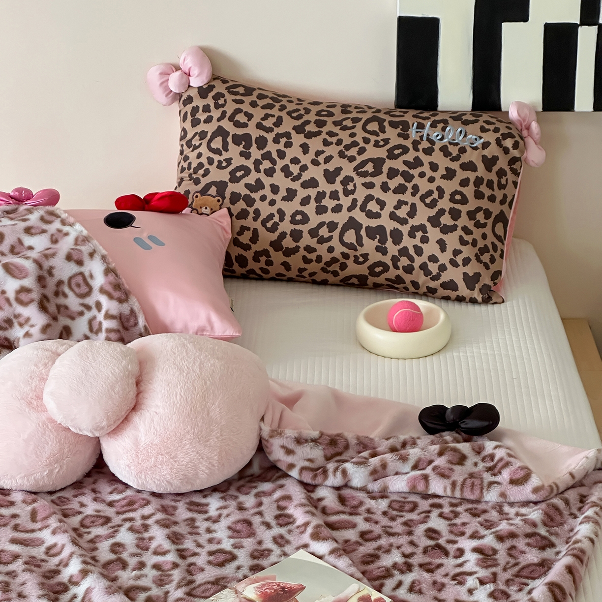 91家纺网 家纺一手货源 找家纺 桔子家纺 2025新款兔兔绒牛奶绒豹纹系列卡通绣花毯子 兔兔粉bao毯子