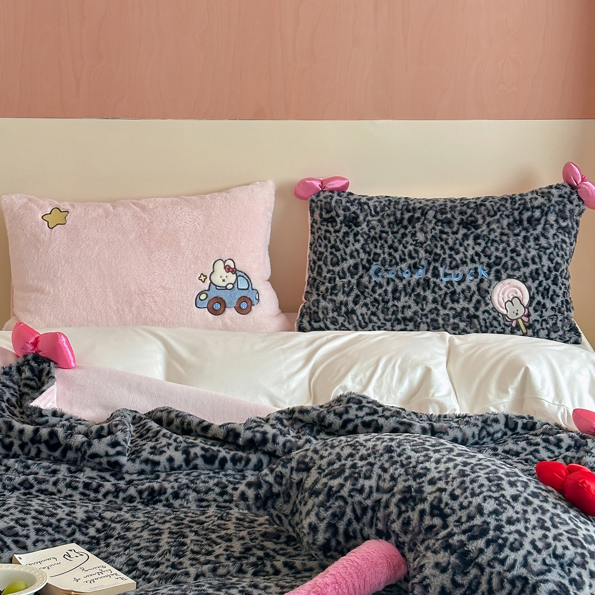 91家纺网 家纺一手货源 找家纺 桔子家纺 2025新款兔兔绒牛奶绒豹纹系列卡通绣花毯子 兔兔黑bao毯子