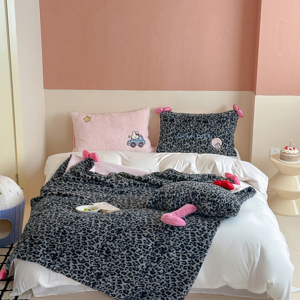 91家纺网 家纺一手货源 找家纺 桔子家纺 2025新款兔兔绒牛奶绒豹纹系列卡通绣花毯子 兔兔黑bao毯子