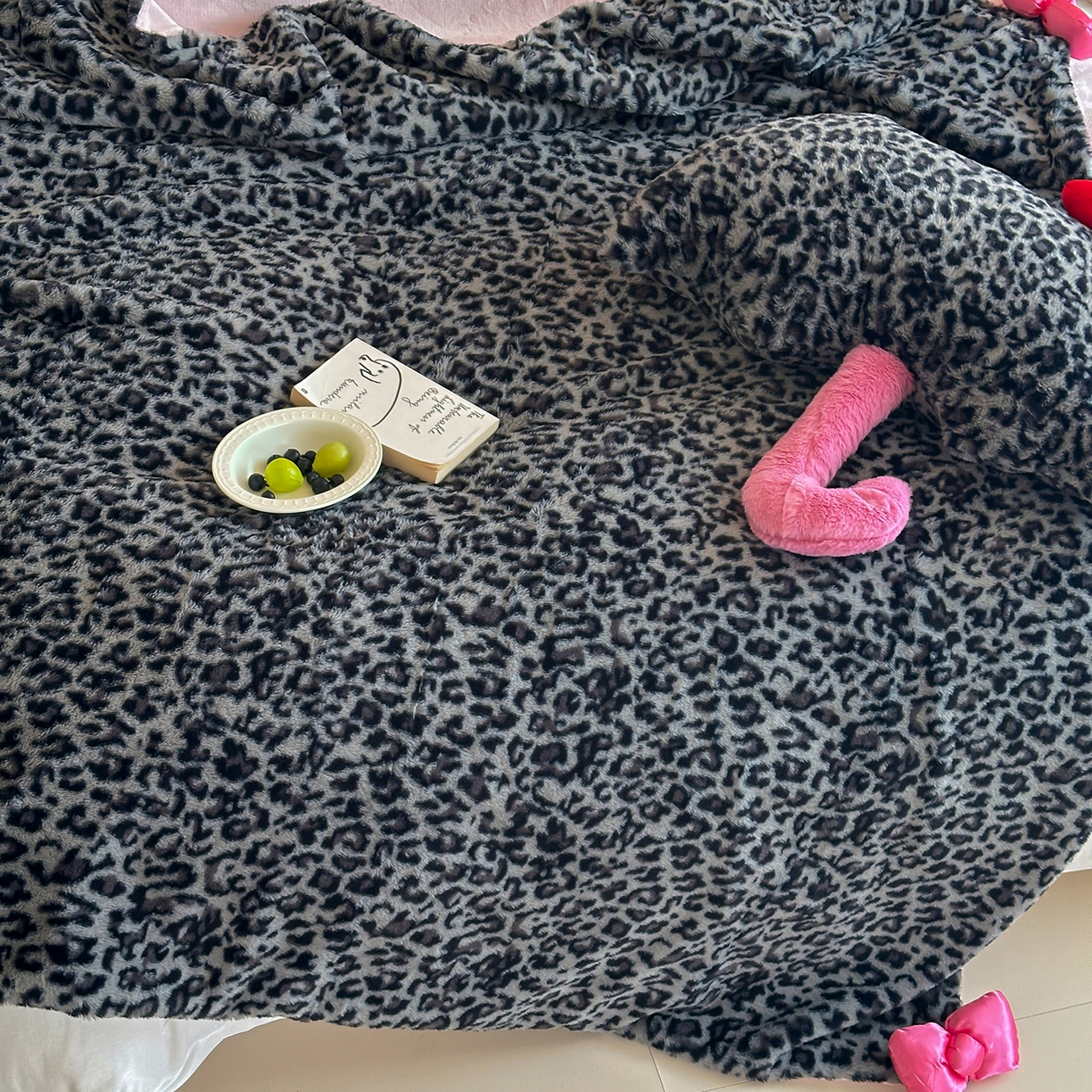 91家纺网 家纺一手货源 找家纺 桔子家纺 2025新款兔兔绒牛奶绒豹纹系列卡通绣花毯子 兔兔黑bao毯子