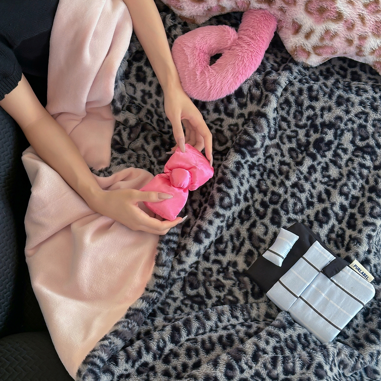 91家纺网 家纺一手货源 找家纺 桔子家纺 2025新款兔兔绒牛奶绒豹纹系列卡通绣花毯子 兔兔黑bao毯子