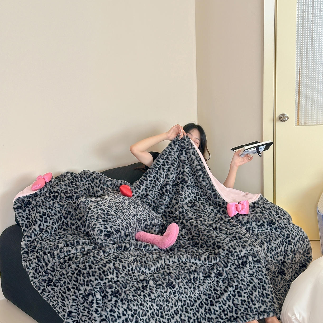 91家纺网 家纺一手货源 找家纺 桔子家纺 2025新款兔兔绒牛奶绒豹纹系列卡通绣花毯子 兔兔黑bao毯子