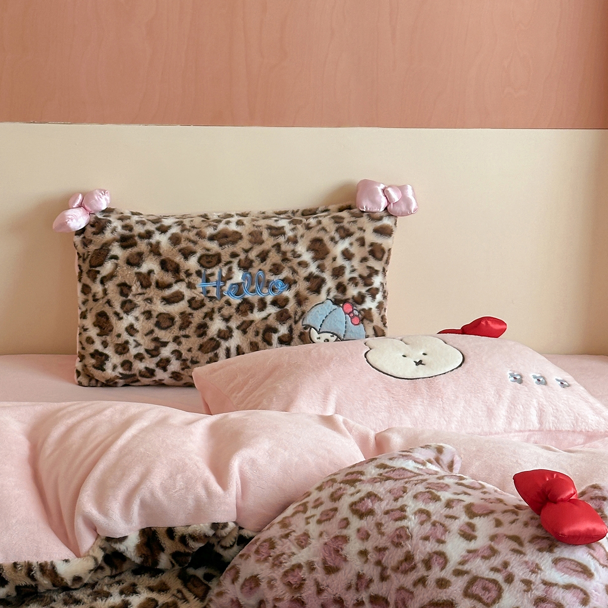 91家纺网 家纺一手货源 找家纺 桔子家纺 2025新款兔兔绒牛奶绒豹纹系列卡通绣花四件套 兔兔棕bao