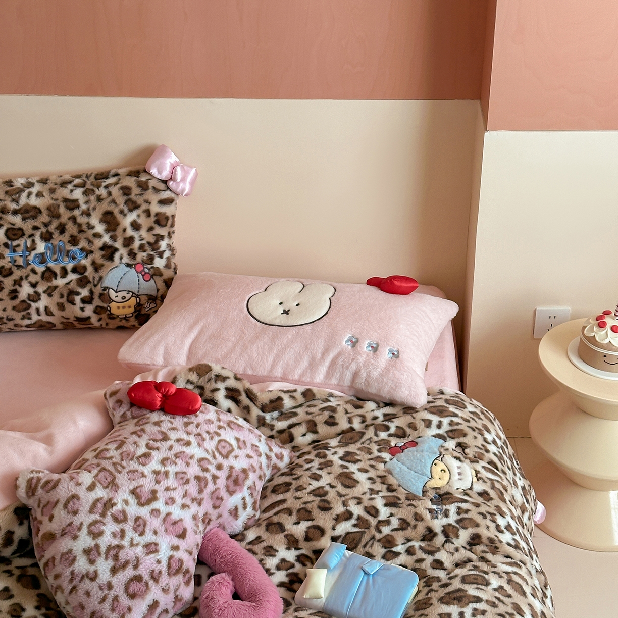 91家纺网 家纺一手货源 找家纺 桔子家纺 2025新款兔兔绒牛奶绒豹纹系列卡通绣花四件套 兔兔棕bao