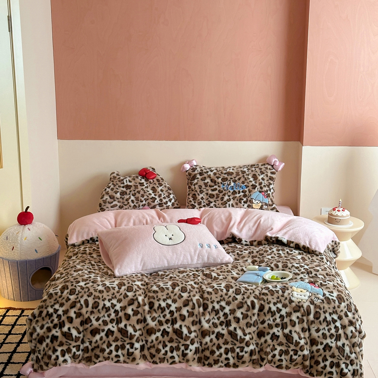 91家纺网 家纺一手货源 找家纺 桔子家纺 2025新款兔兔绒牛奶绒豹纹系列卡通绣花四件套 兔兔棕bao