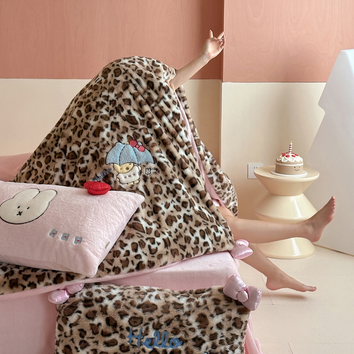 91家纺网 家纺一手货源 找家纺 桔子家纺 2025新款兔兔绒牛奶绒豹纹系列卡通绣花四件套 兔兔棕bao