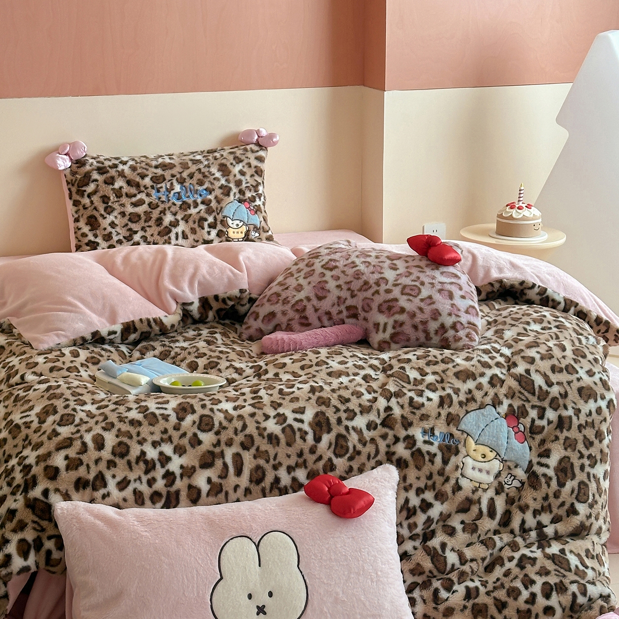 91家纺网 家纺一手货源 找家纺 桔子家纺 2025新款兔兔绒牛奶绒豹纹系列卡通绣花四件套 兔兔棕bao