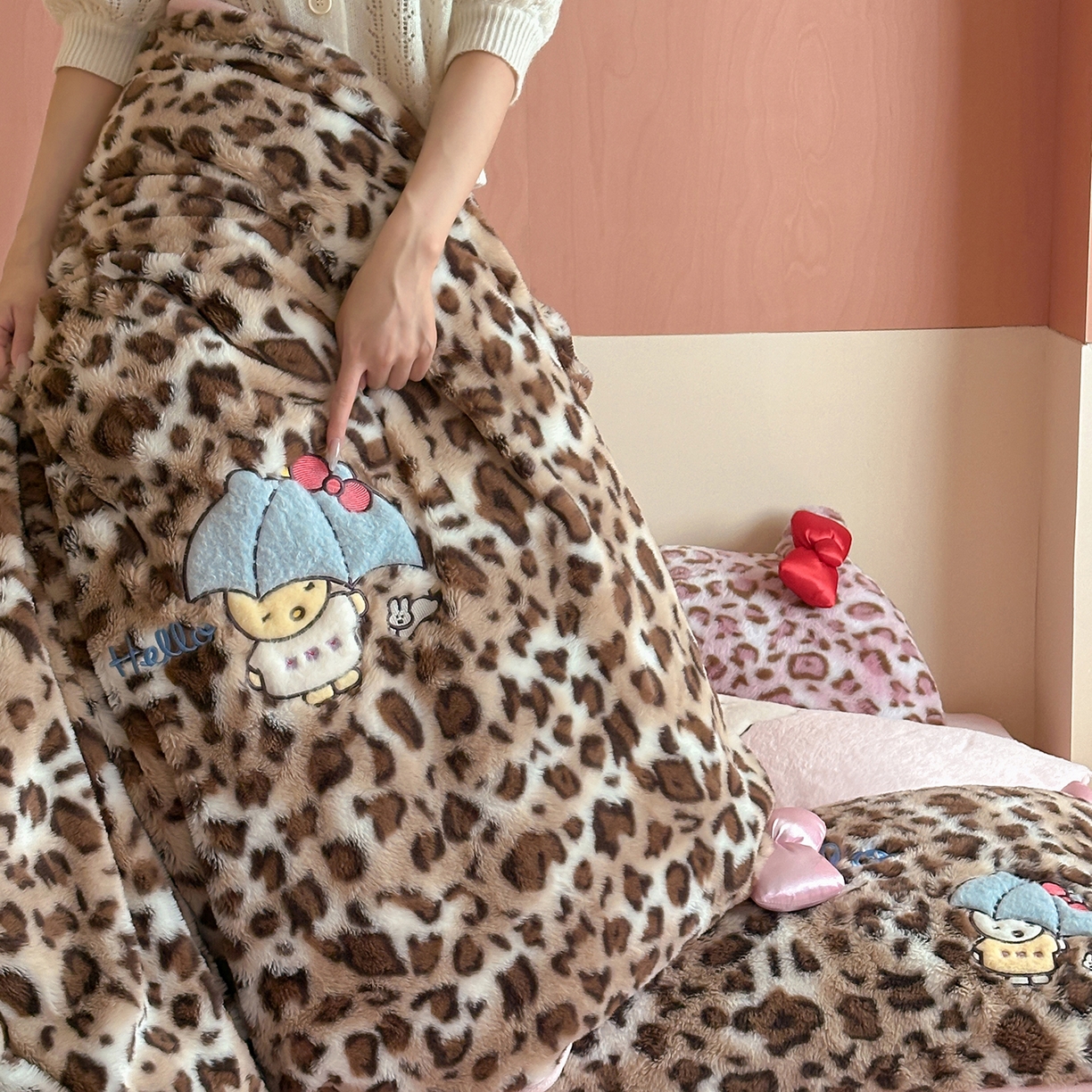 91家纺网 家纺一手货源 找家纺 桔子家纺 2025新款兔兔绒牛奶绒豹纹系列卡通绣花四件套 兔兔棕bao