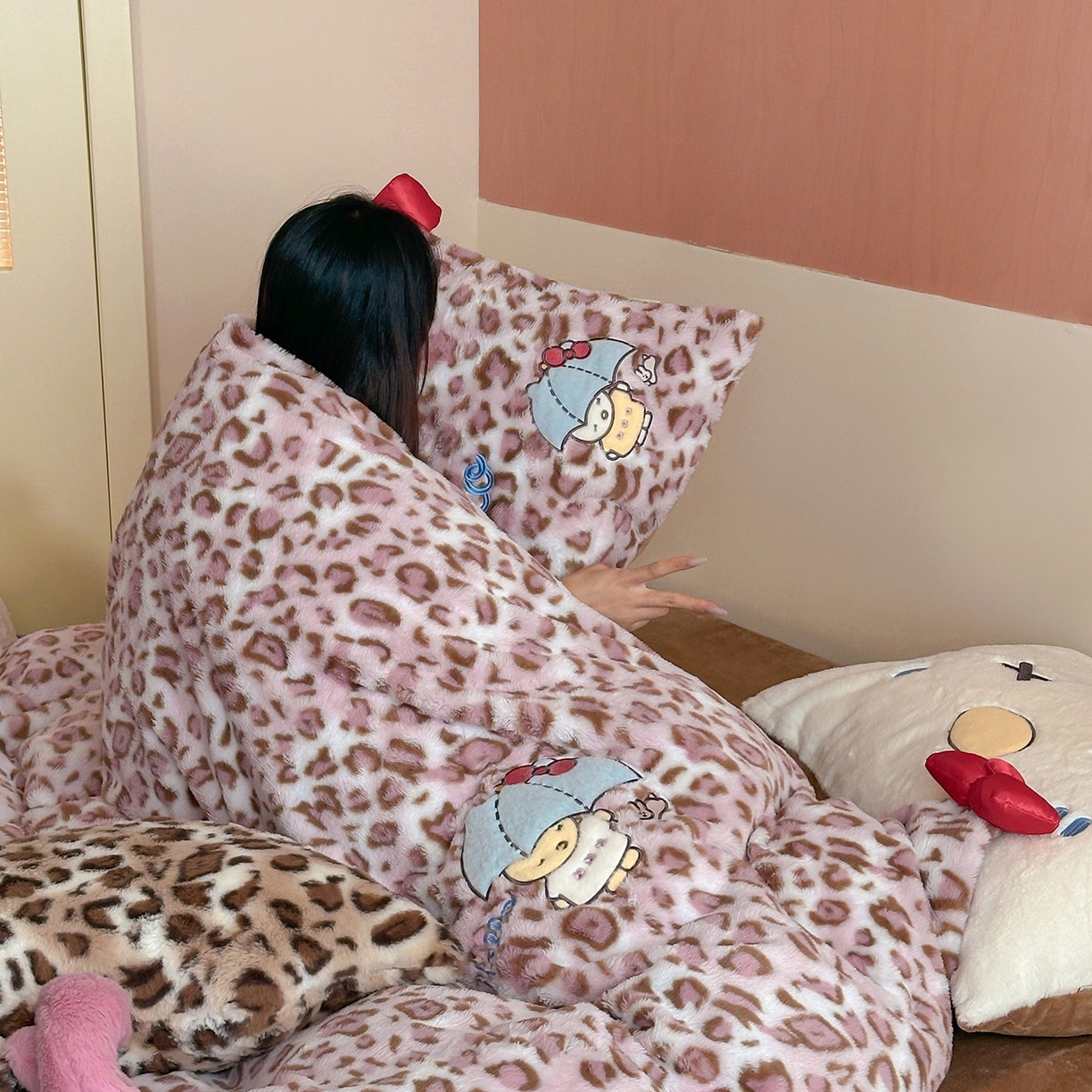 91家纺网 家纺一手货源 找家纺 （总）桔子家纺 2025新款兔兔绒牛奶绒豹纹系列卡通绣花四件套