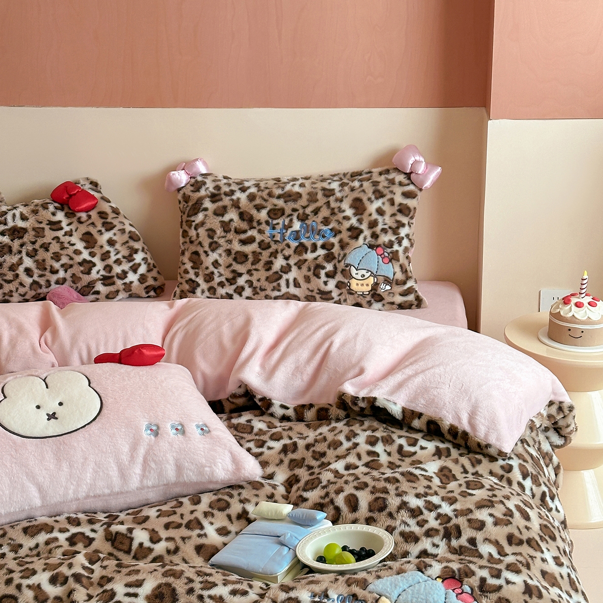 91家纺网 家纺一手货源 找家纺 桔子家纺 2025新款兔兔绒牛奶绒豹纹系列卡通绣花四件套 兔兔棕bao