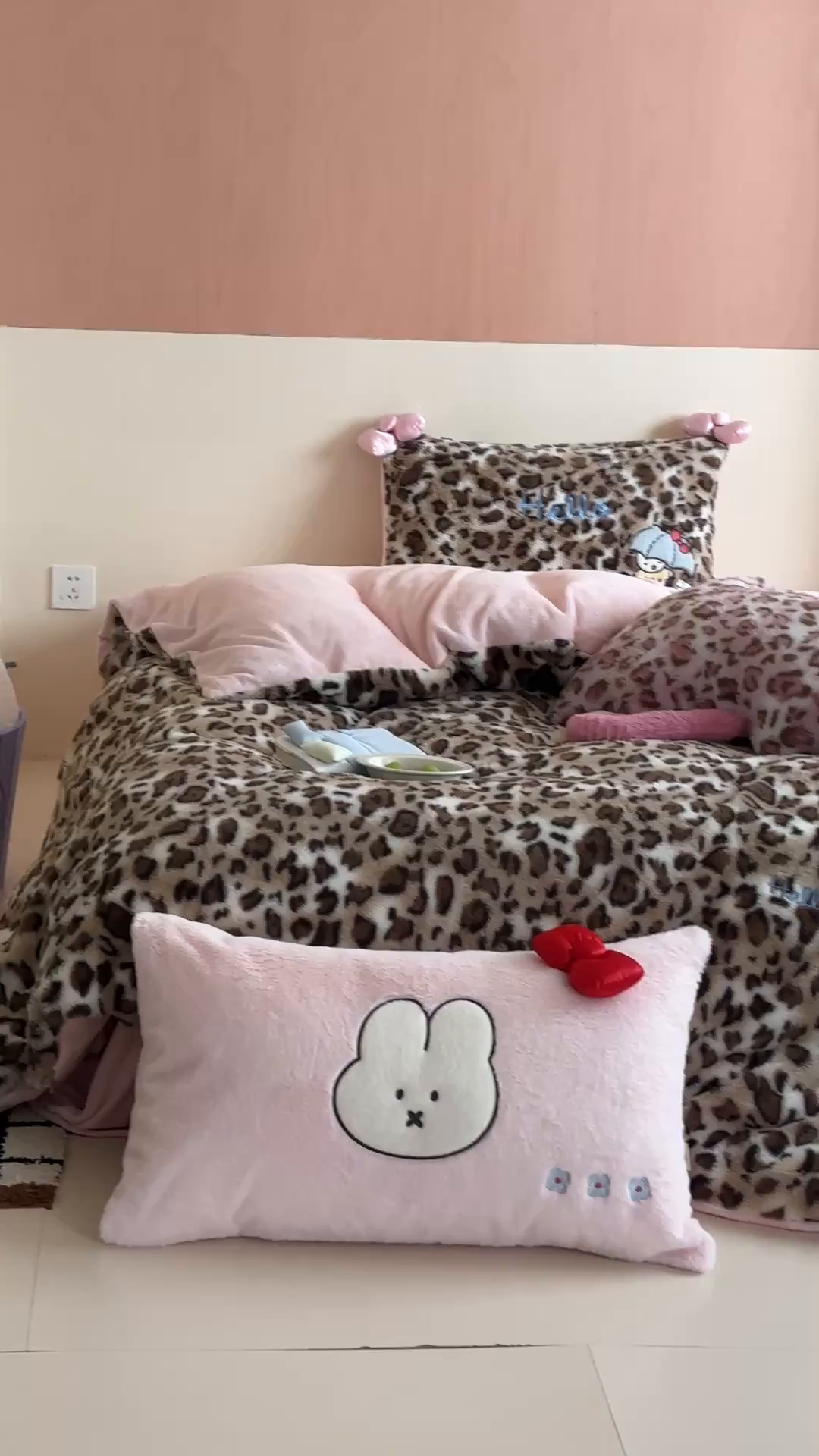 91家纺网 家纺一手货源 找家纺 桔子家纺 2025新款兔兔绒牛奶绒豹纹系列卡通绣花四件套 兔兔棕bao