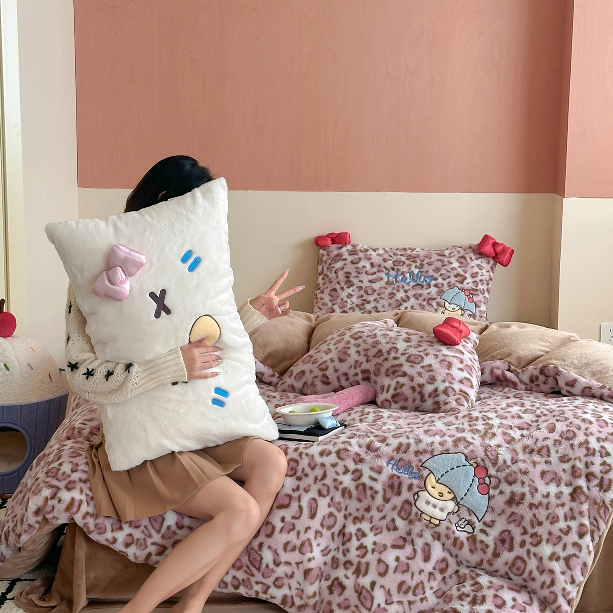 91家纺网 家纺一手货源 找家纺 桔子家纺 2025新款兔兔绒牛奶绒豹纹系列卡通绣花四件套 兔兔粉bao