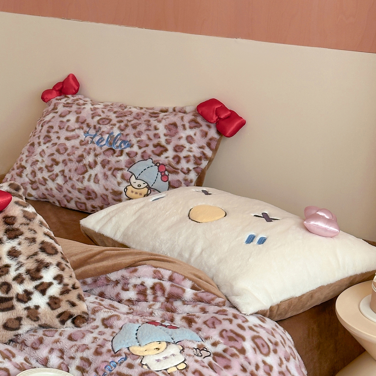 91家纺网 家纺一手货源 找家纺 桔子家纺 2025新款兔兔绒牛奶绒豹纹系列卡通绣花四件套 兔兔粉bao