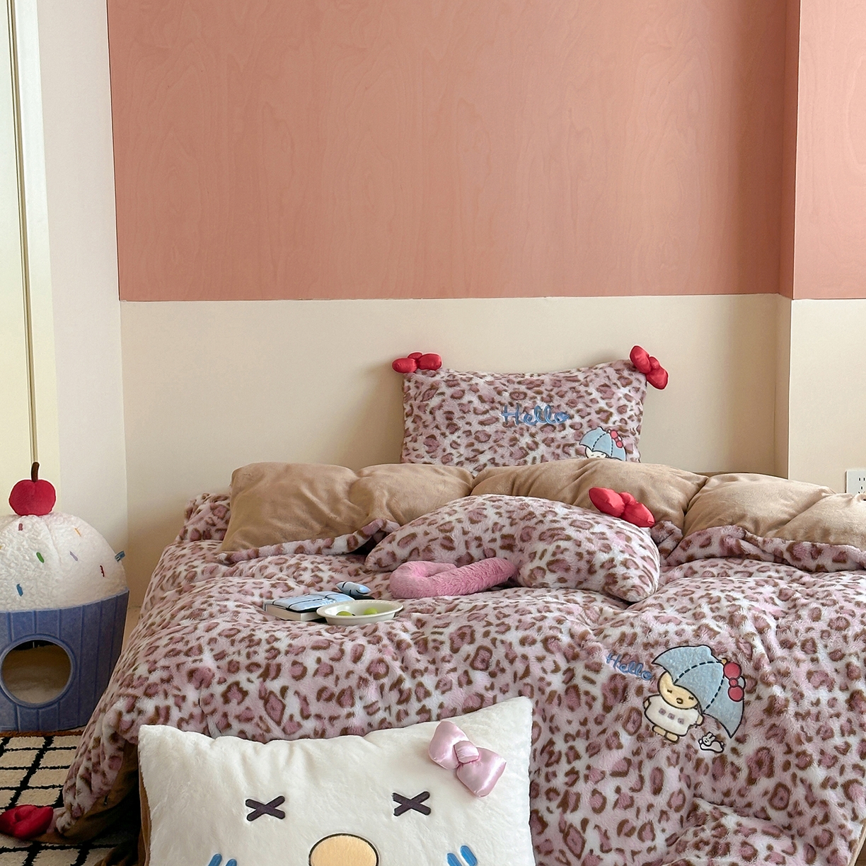 91家纺网 家纺一手货源 找家纺 桔子家纺 2025新款兔兔绒牛奶绒豹纹系列卡通绣花四件套 兔兔粉bao