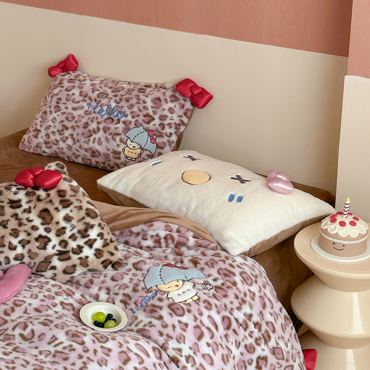 91家纺网 家纺一手货源 找家纺 桔子家纺 2025新款兔兔绒牛奶绒豹纹系列卡通绣花四件套 兔兔粉bao