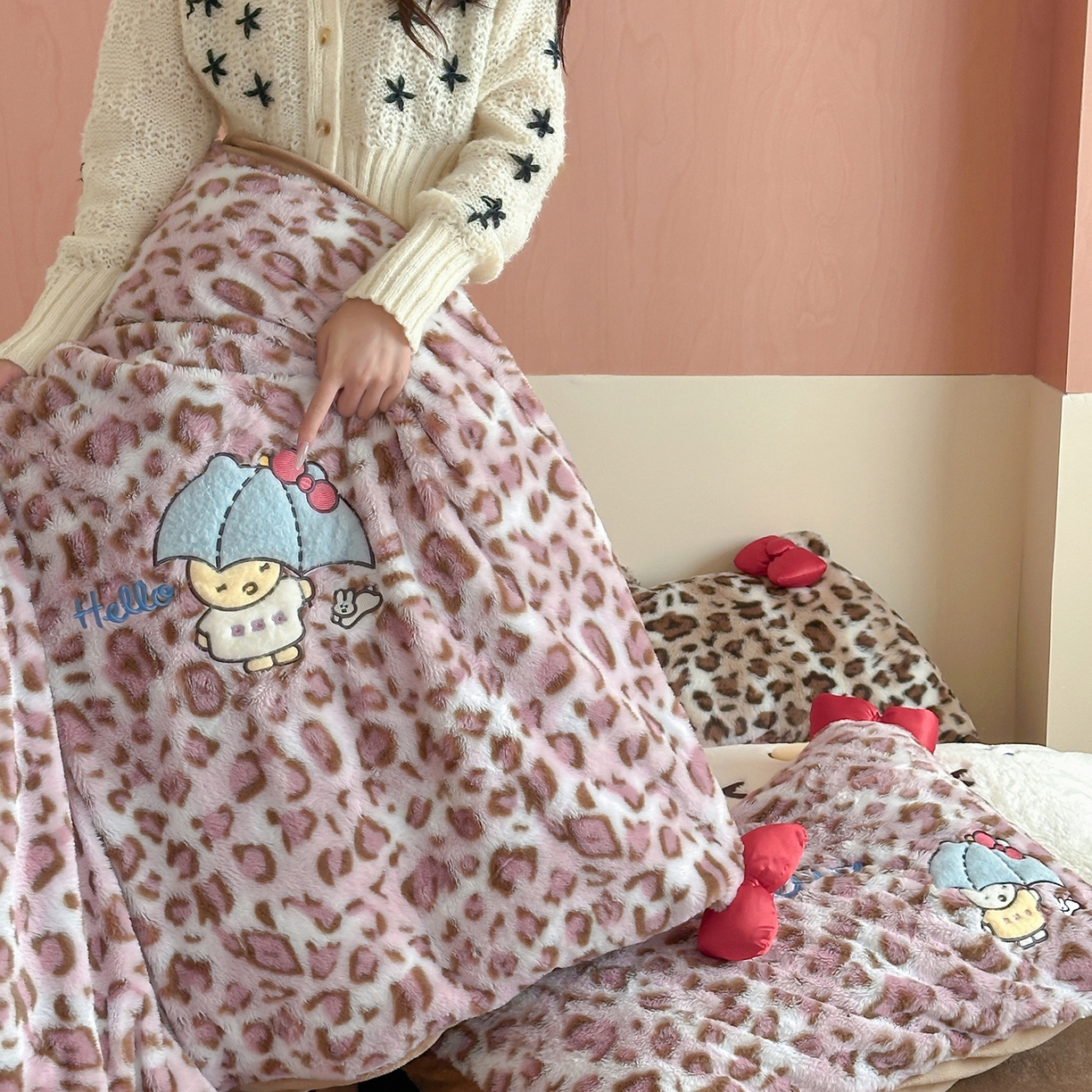 91家纺网 家纺一手货源 找家纺 桔子家纺 2025新款兔兔绒牛奶绒豹纹系列卡通绣花四件套 兔兔粉bao