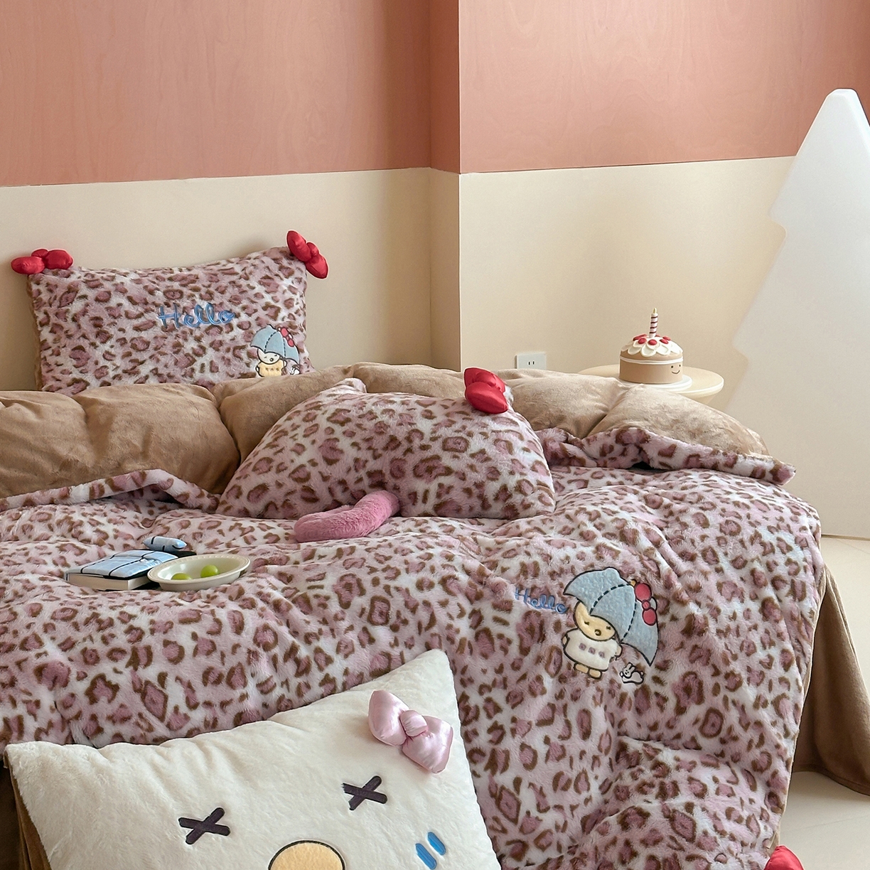 91家纺网 家纺一手货源 找家纺 桔子家纺 2025新款兔兔绒牛奶绒豹纹系列卡通绣花四件套 兔兔粉bao