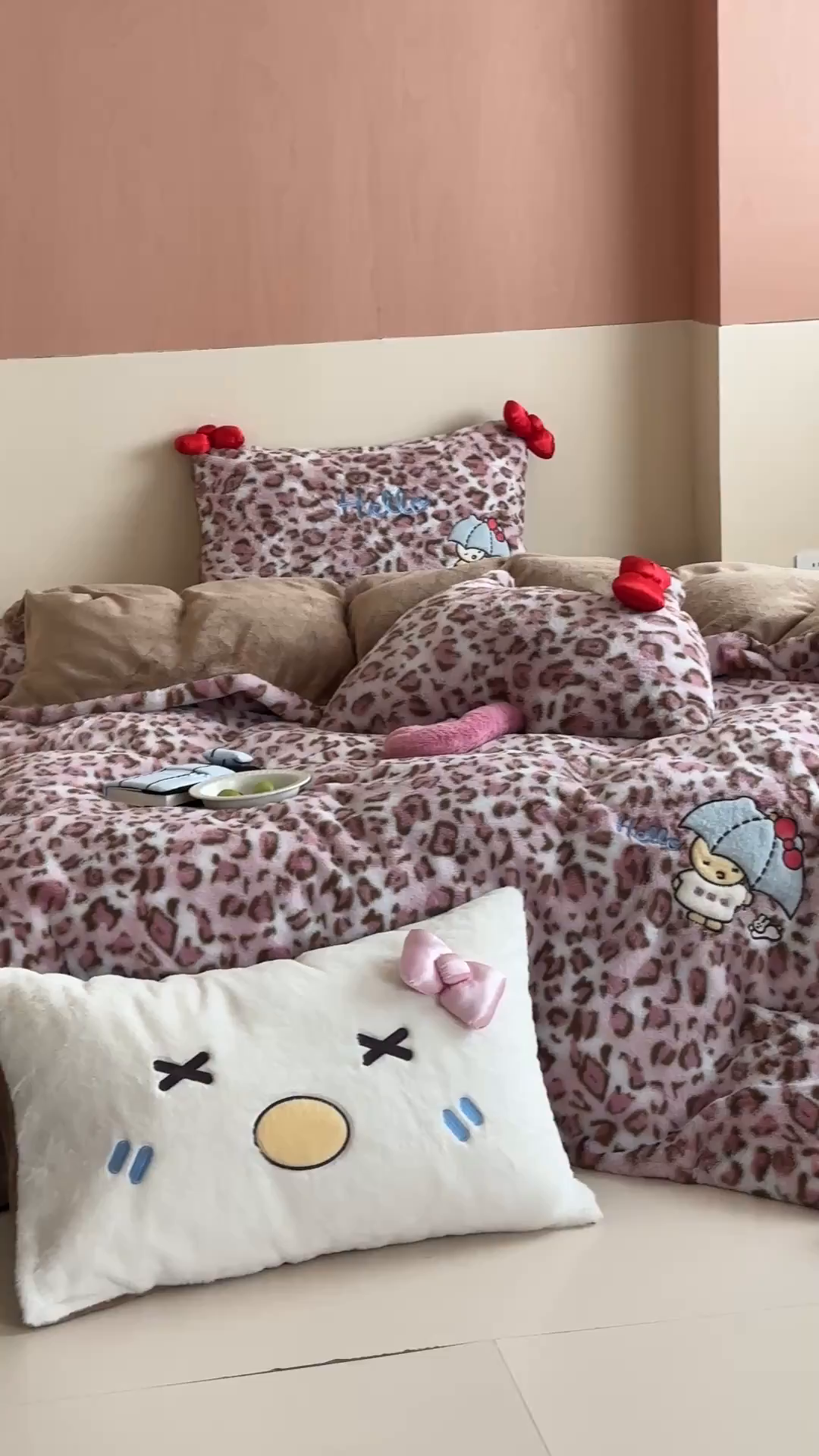 91家纺网 家纺一手货源 找家纺 桔子家纺 2025新款兔兔绒牛奶绒豹纹系列卡通绣花四件套 兔兔粉bao