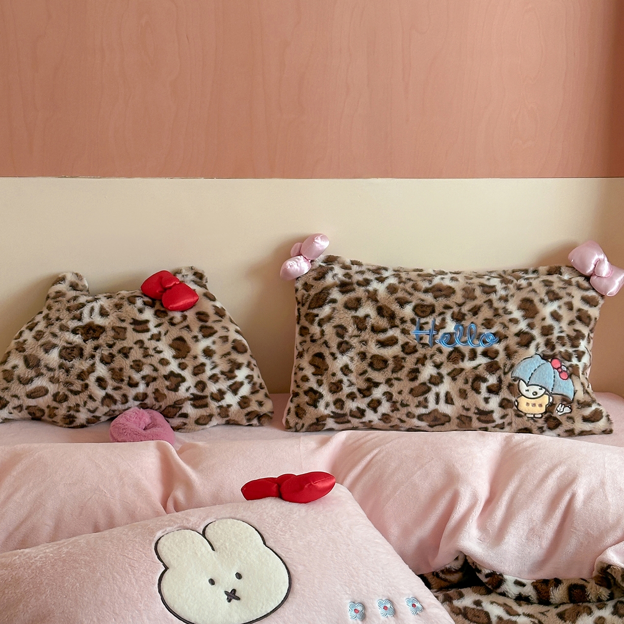 91家纺网 家纺一手货源 找家纺 桔子家纺 2025新款兔兔绒牛奶绒豹纹系列卡通绣花四件套 兔兔棕bao